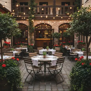 Gastgarten mit gedeckten Tischen